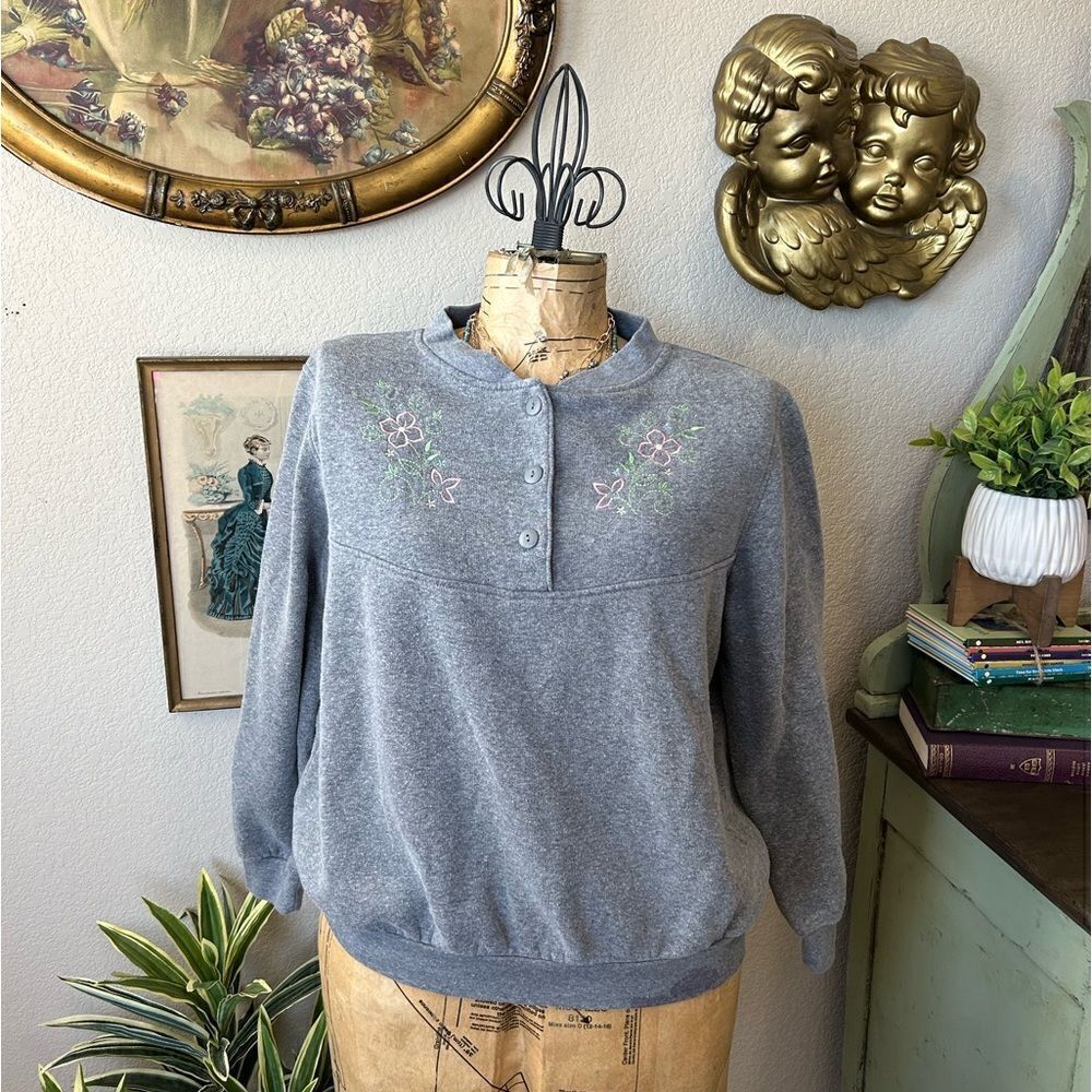 Bon‎ Worth Grey Floral Embroider CrewNeck SweatShirt Top Petite XS Cottagecore